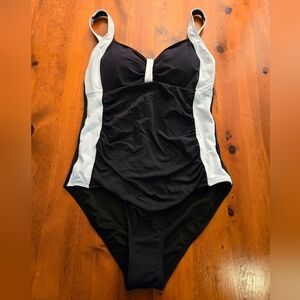 Temp Me Women’s Medium Ruched Slimming Swimsuit Black and White Stripe New